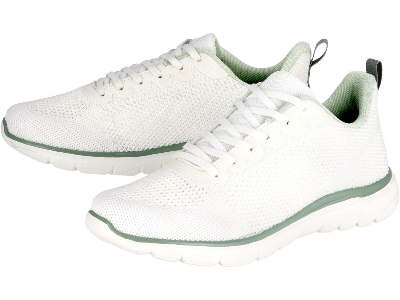 Un paio di scarpe da ginnastica bianche con accenti verdi, una leggermente dietro l'altra.