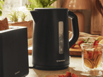 Ein schwarzer Wasserkocher von Princess steht auf einer Küchenarbeitsplatte neben einem Toaster.