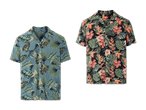Zwei Herren-Hawaiihemden mit tropischen Blumenmustern.