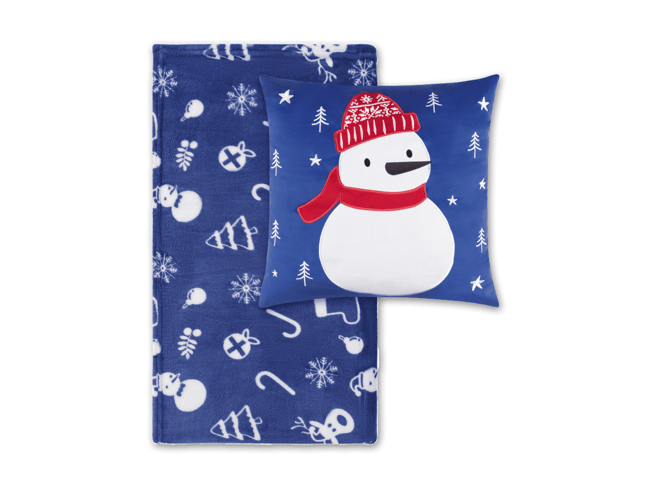 Blaues Weihnachtskissen mit Schneemann und passende Decke mit Wintermotiven.