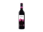 En flaske Cabernet Sauvignon rødvin med en etiket, der viser et bjerglandskab og en kat.