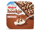 Yoghurt met chocoladeballetjes op een lepel.