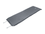 Graue, selbstaufblasende Isomatte mit weißen Befestigungsriemen auf schwarzem Hintergrund.