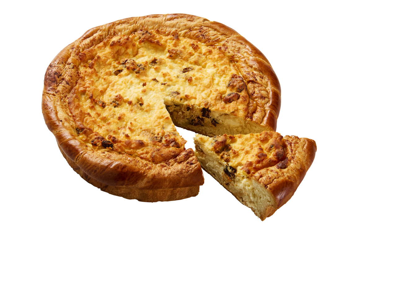 Tartă cu brânză și stafide, o felie scoasă.