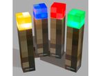 Quattro torce Minecraft a LED, colorate di giallo, blu, rosso e verde.