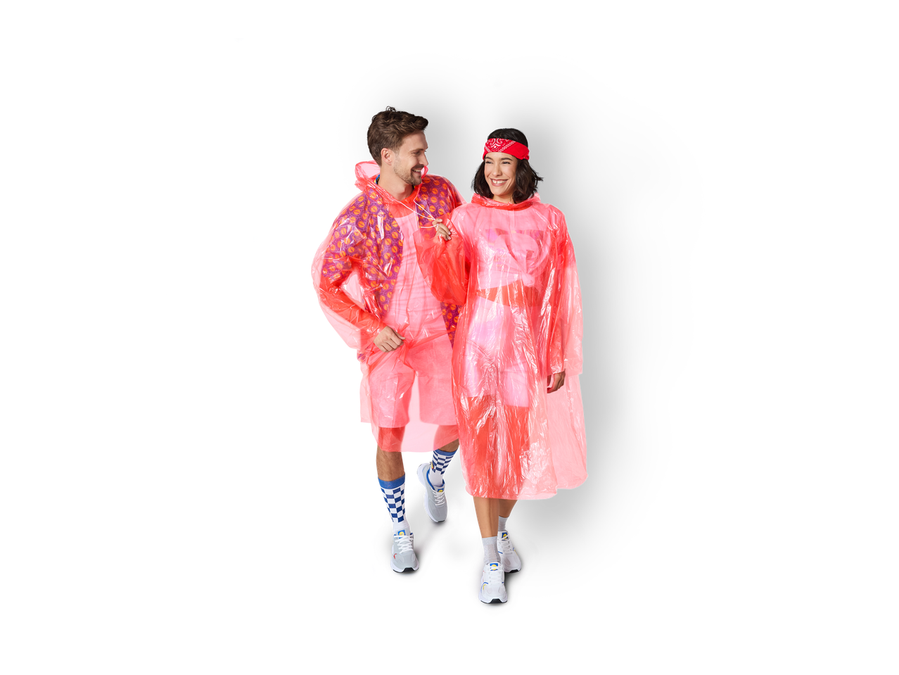 Par u roze i crvenim CRIVIT kabanicama, nasmejani.