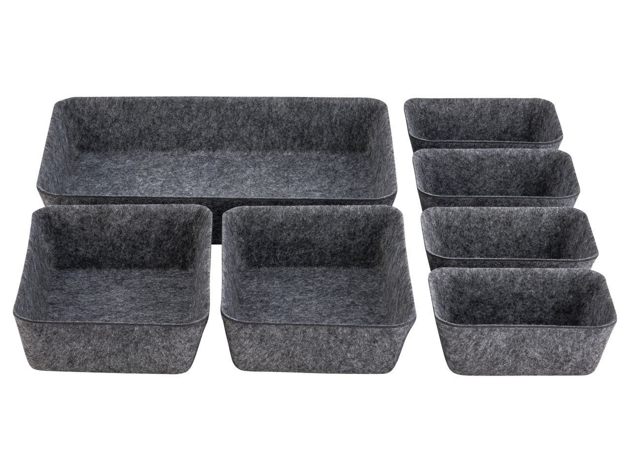 Un set di sette contenitori organizer in feltro grigio di diverse dimensioni.