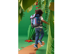 Criança com mochila e jeans num ambiente lúdico com tema de selva
