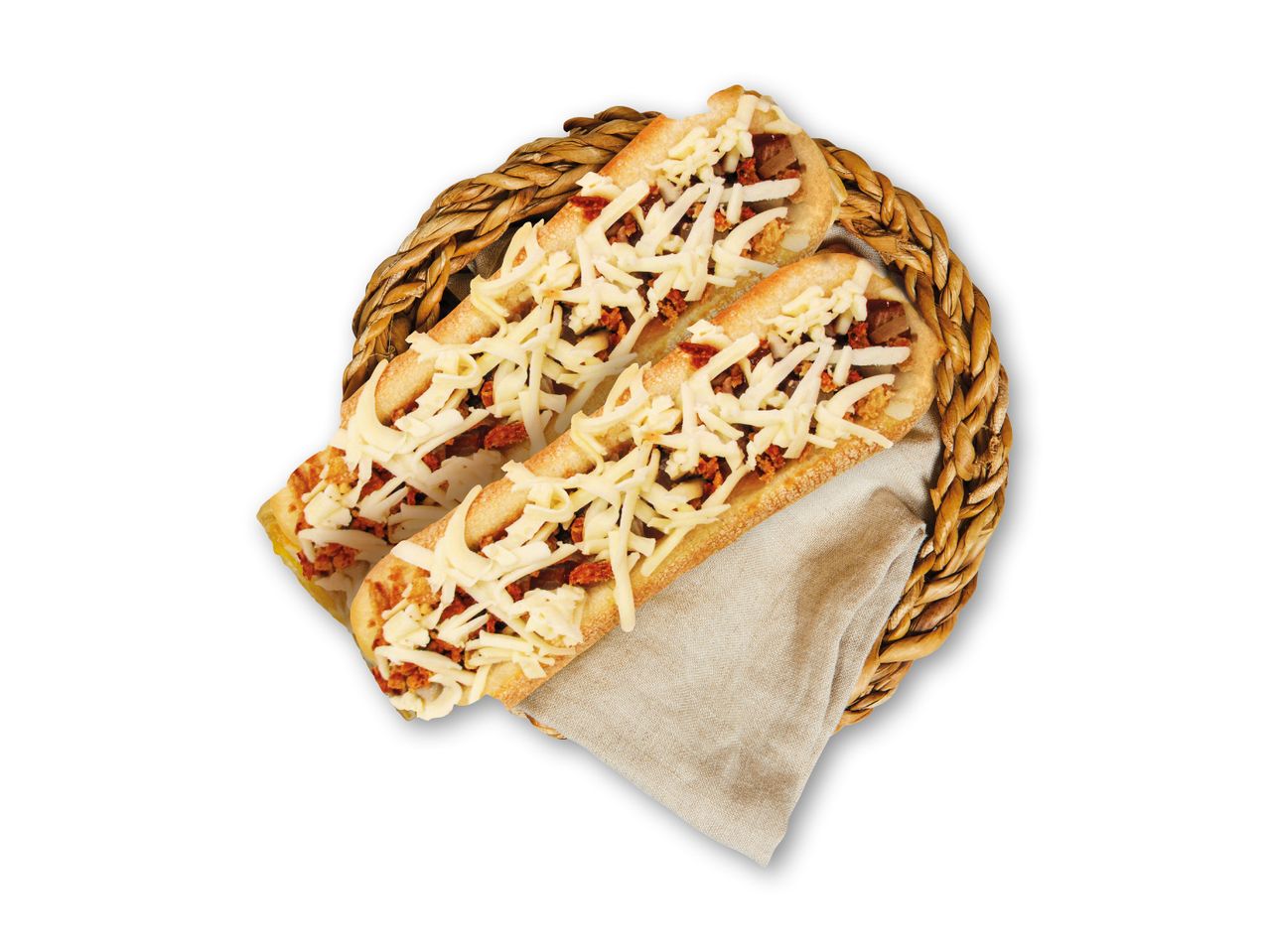 To baguettes med ost og kød i en fletkurv med et beige klæde.