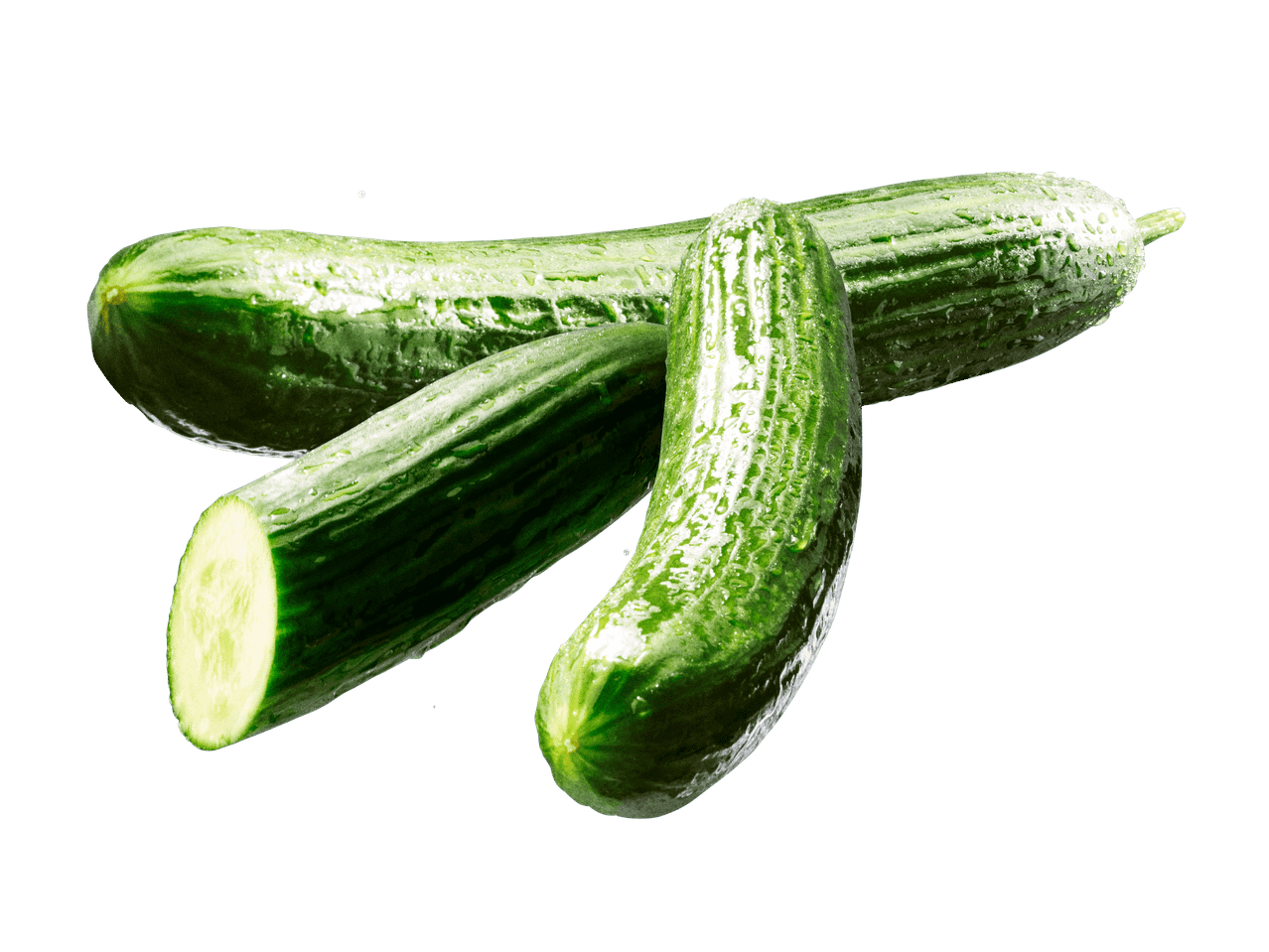 Tuoreita, vedellä kostutettuja kurkkuja mustalla taustalla, yksi viipaleina.