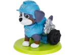 Figura de cachorro azul com capacete de construção e mochila prateada numa base verde.