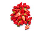 Een hoop verse, rode aardbeien tegen een zwarte achtergrond.