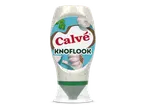 Knoflooksaus in een knijpfles met een label met knoflook en peterselie.