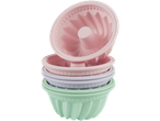 Três formas de silicone para assar em cores pastel, empilhadas.