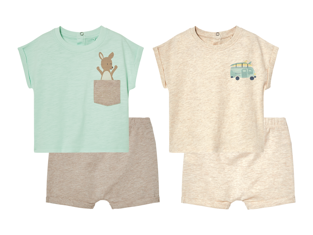 Dva kompleta dječje odjeće: jedan s majicom boje mente s klokanom i kratkim hlačama bež boje, drugi s majicom bež boje s kombijem i kratkim hlačama bež boje.