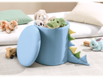 Caixa de brinquedos azul em forma de dinossauro com brinquedos de pelúcia.