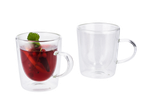 Twee dubbelwandige glazen mokken, één met fruitthee en munt.