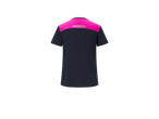 En mörkblå t-shirt med rosa detaljer.