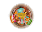 Food Festival Chicken Bucket met kipcrispies, honey-BBQ kipvleugels en twee dipsauzen.