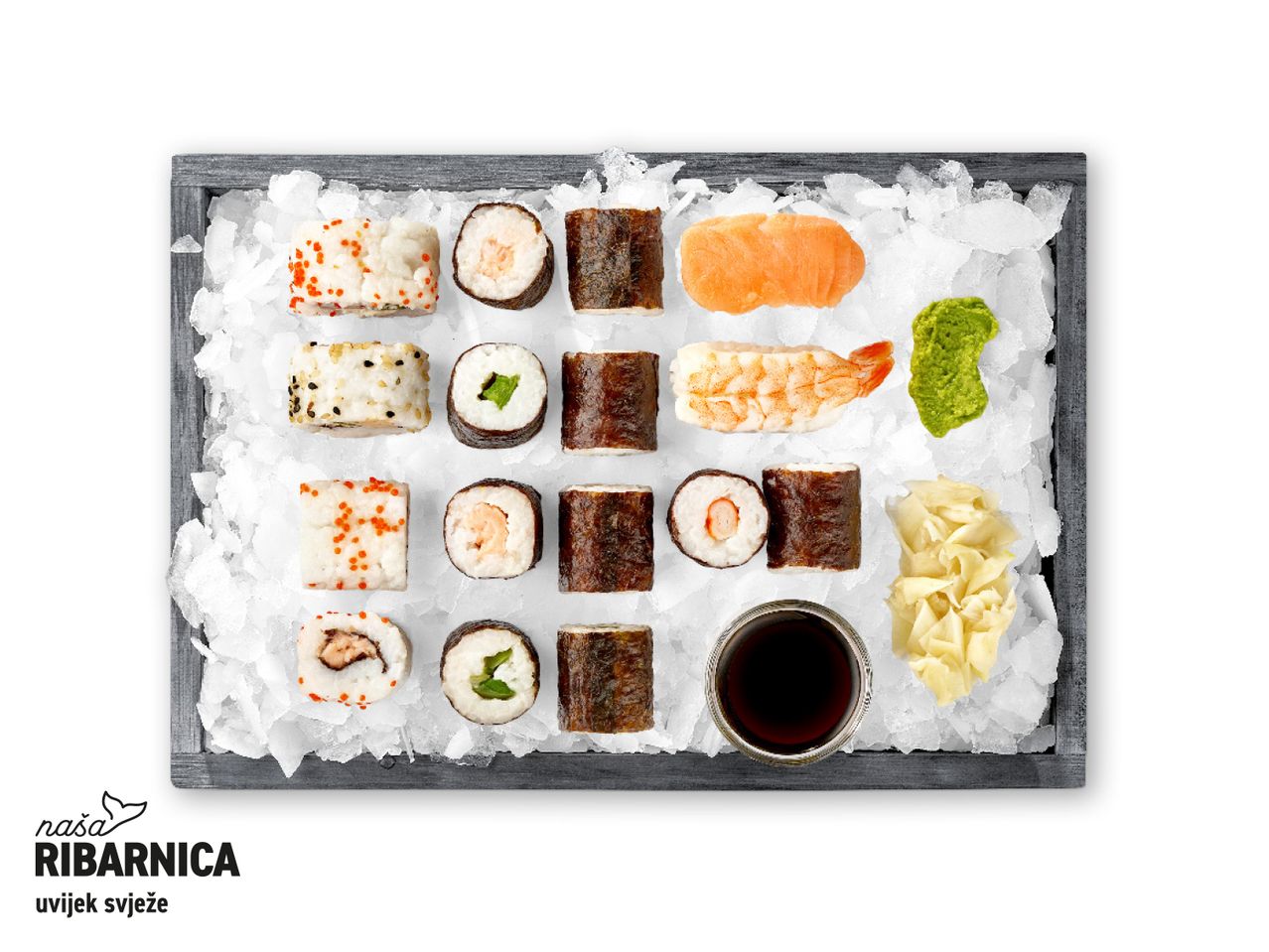 Naša Ribarnica sushi set na ledu u drvenom pladnju.