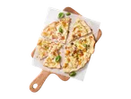 Reepjes witte pizza met spek en groenten op een houten plank.