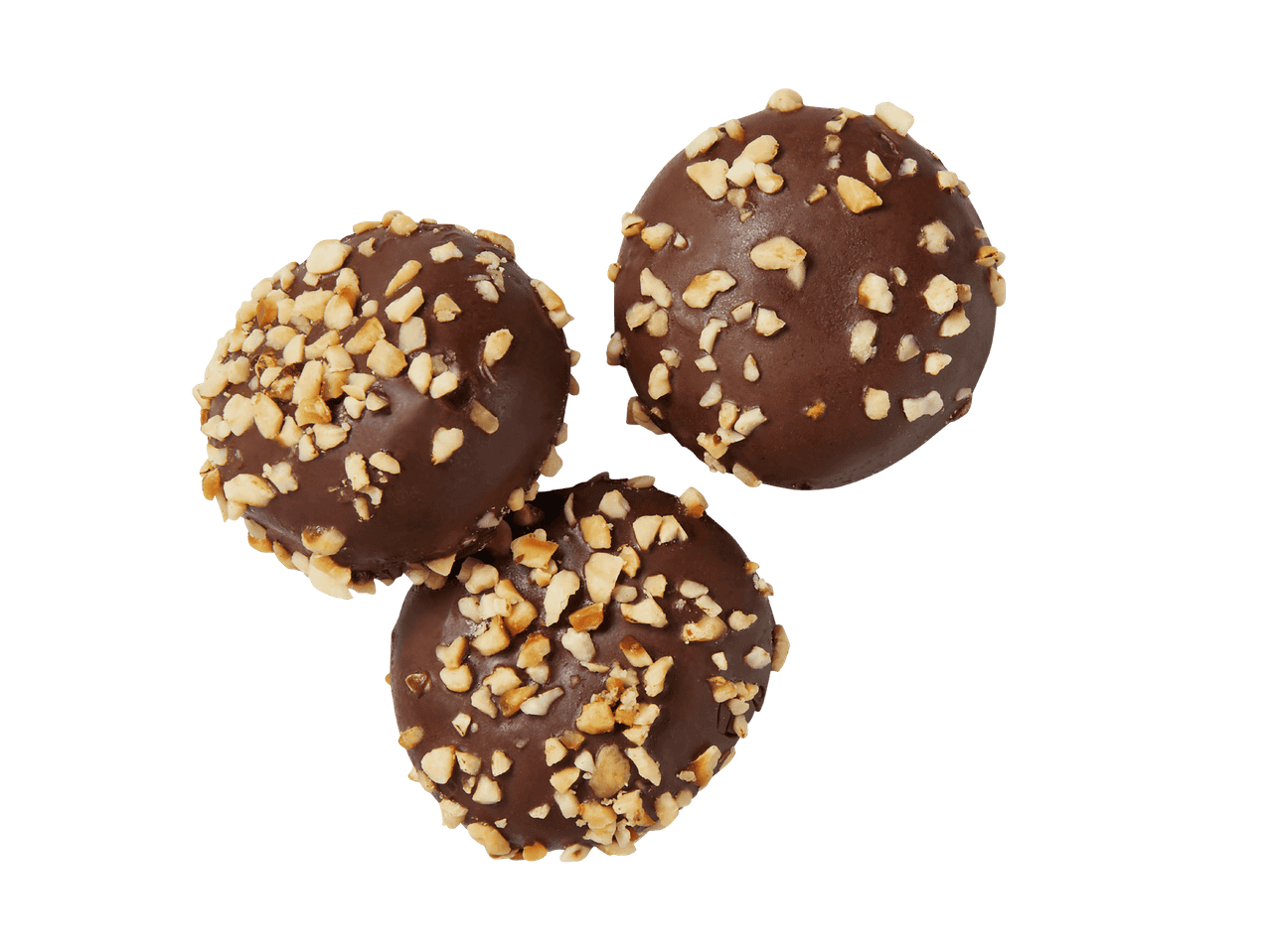 Trois chocolats enrobés de chocolat avec des noix hachées sur fond noir.