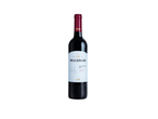 Uma garrafa de vinho tinto Carmim Reguengos, da região DOC Alentejo.