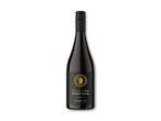 Mørk vinflaske med en sort etiket, der viser en guldmedaljon med et mandeansigt og teksten 'Pinot Noir'.