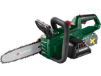 Zaļš akumulatora motorzāģis ar melnu rokturi un sudrabainu griešanas asmeni.