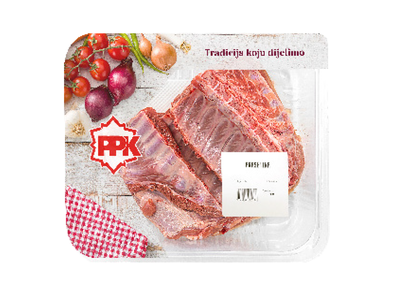 Sirova rebra u pakiranju s rajčicama, lukom i češnjakom, s natpisom 'Tradicija koju dijelimo'.