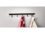 Cabide de porta Livarno Home com cachecol rosa e jaqueta bege