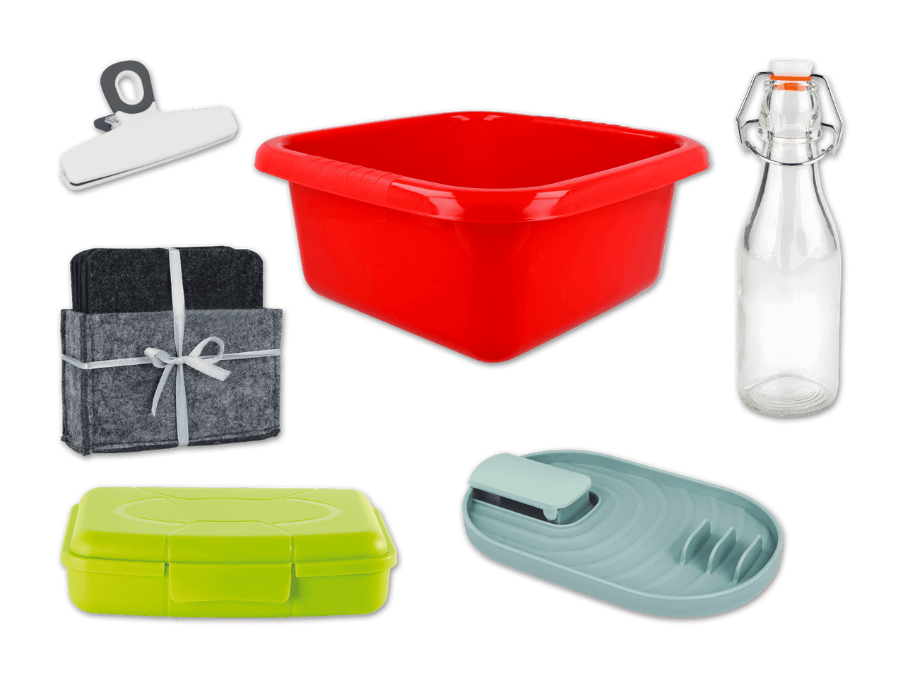 Küchenutensilien: rote Spülschüssel, Glasflasche, Frischhaltedose, Untersetzer und Klammer.
