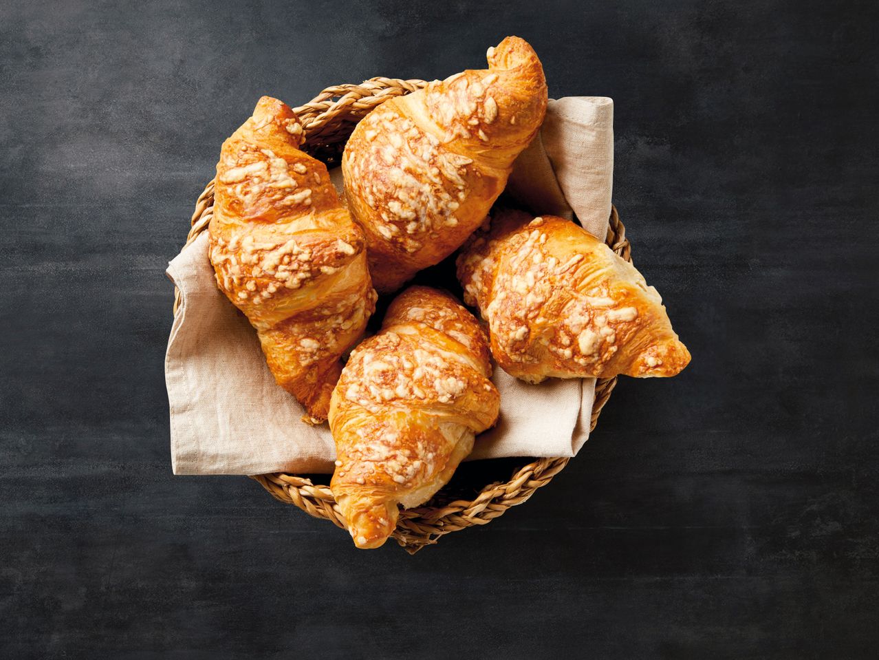 Käse-Croissants in einem Korb.