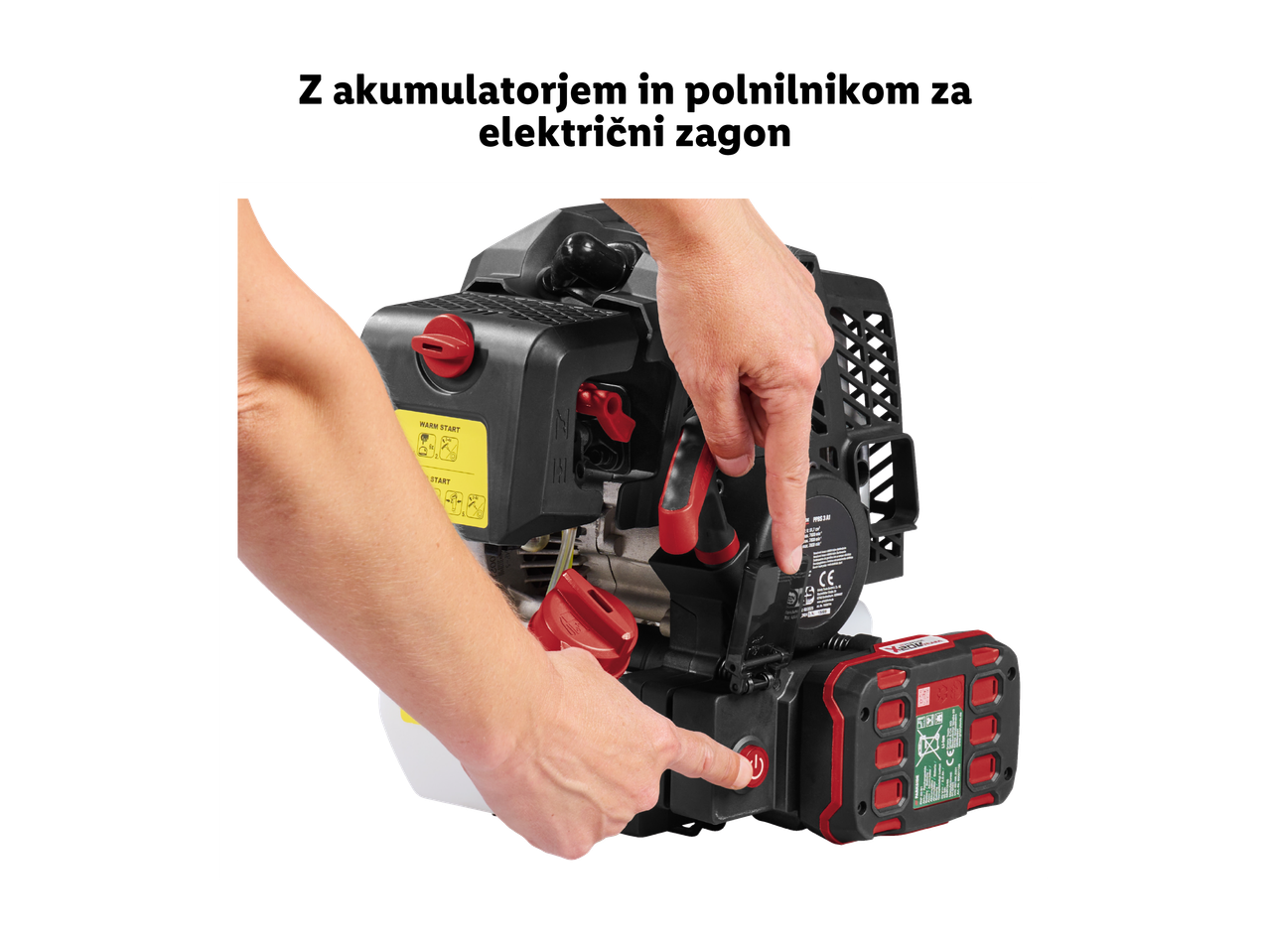 Moški roki vklapljata motorno žago, ki je pripravljena za uporabo.