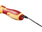 Червено-жълта електрическа отвертка с черен кабел за зареждане.