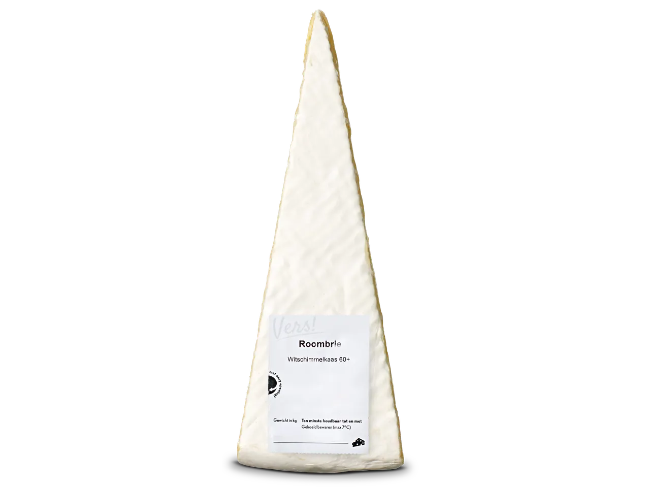 Een punt Roombrie witschimmelkaas 60+ met een etiket met productinformatie.