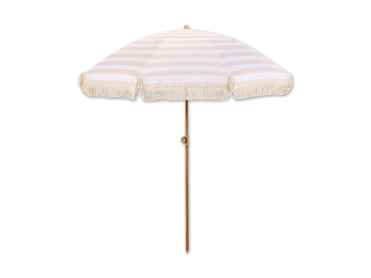 Ein beige-weiß gestreifter Sonnenschirm mit Holzstiel.