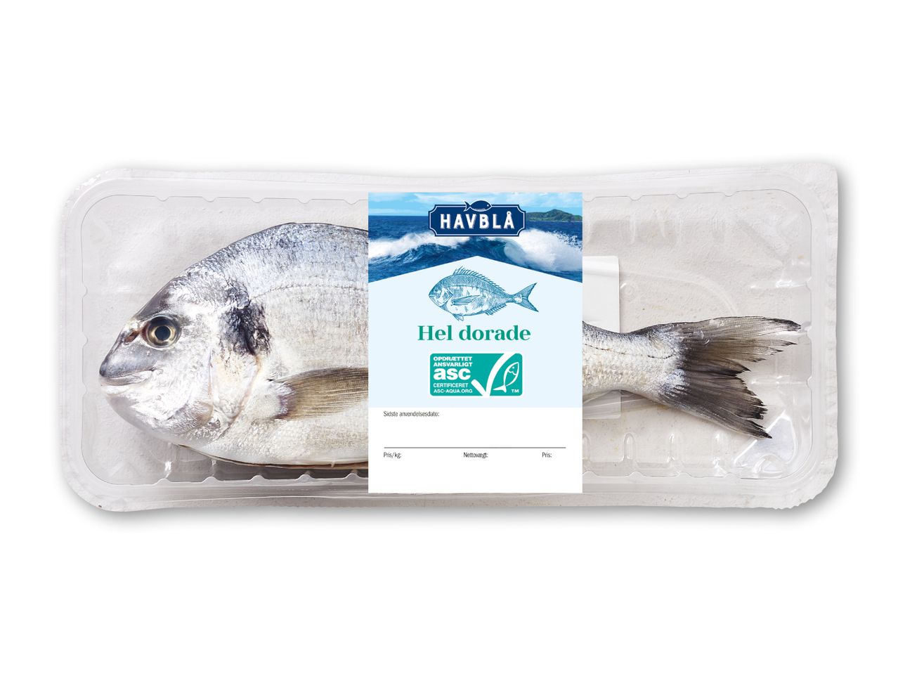 En hel dorade i en plastikbakke med en etiket, der angiver, at den er ansvarligt opdrættet.