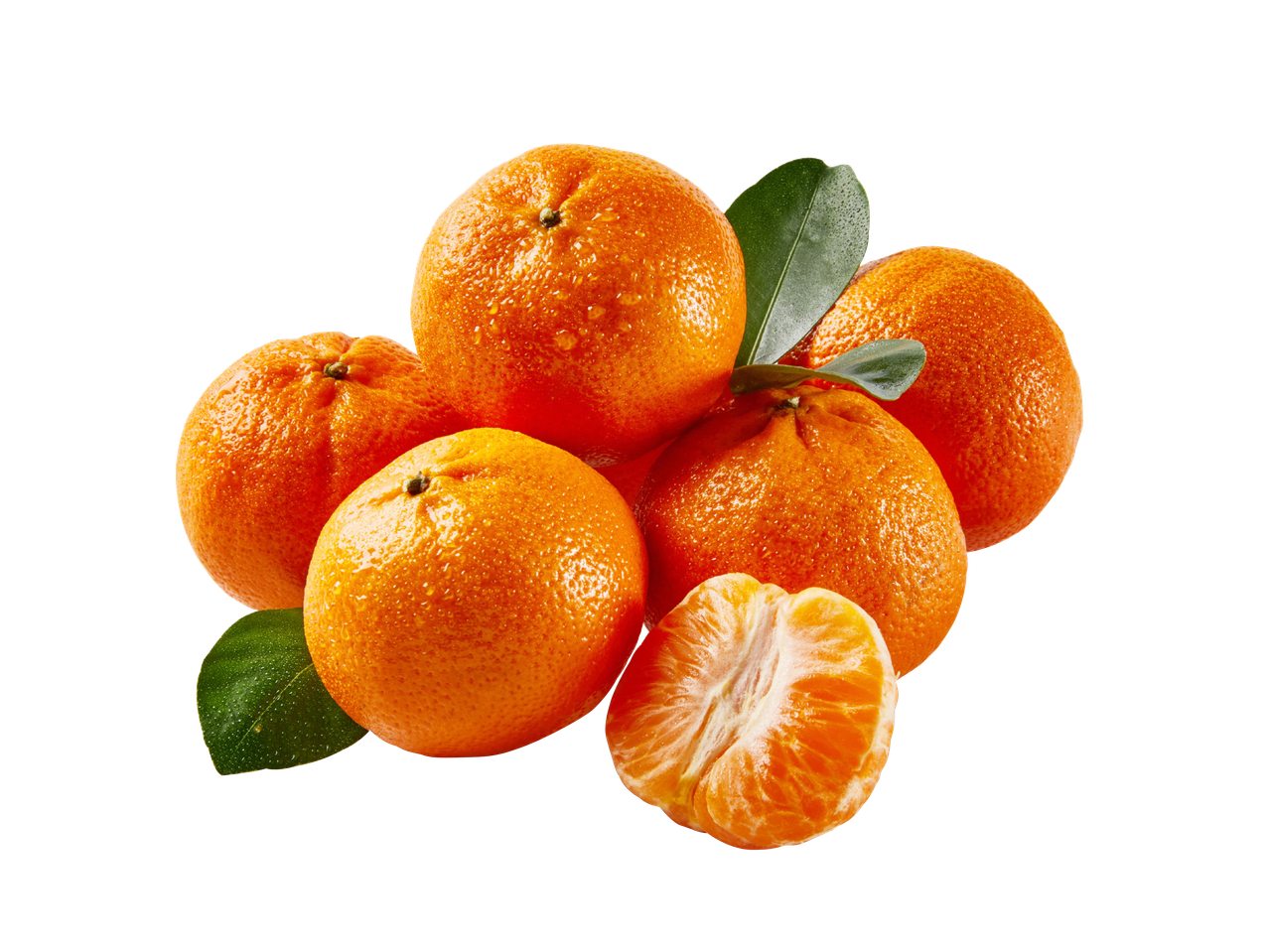 Svaigi mandarīni ar lapām un nomizotu daiviņu uz melna fona.