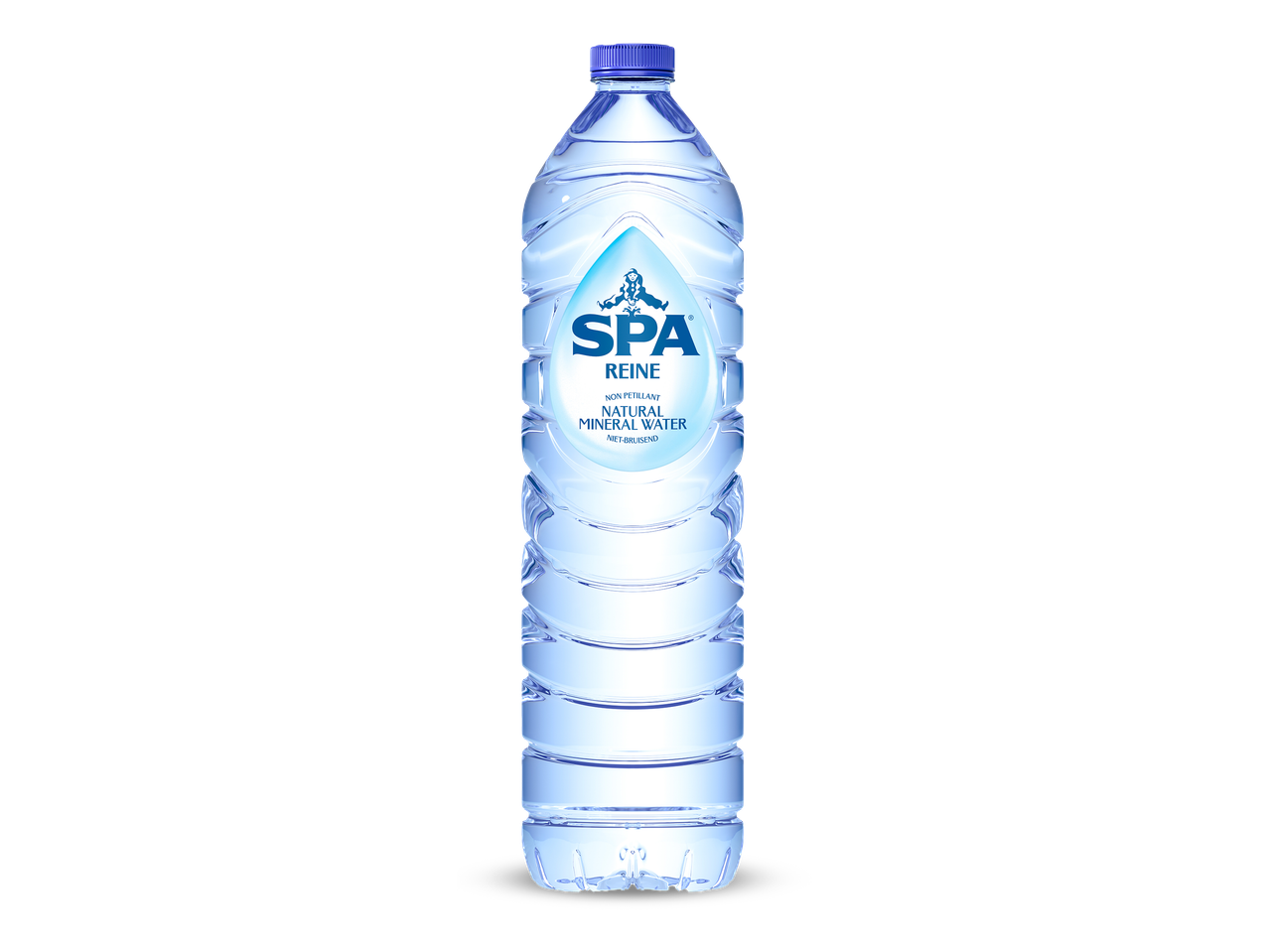 Een plastic fles natuurlijk mineraalwater met een blauwe dop tegen een zwarte achtergrond.