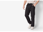 Pantaloni gri închis cu șnur și adidași albi.