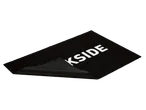 Un tappeto nero con la scritta 'KSIDE' in bianco, parzialmente sollevato per mostrare il lato inferiore testurizzato.