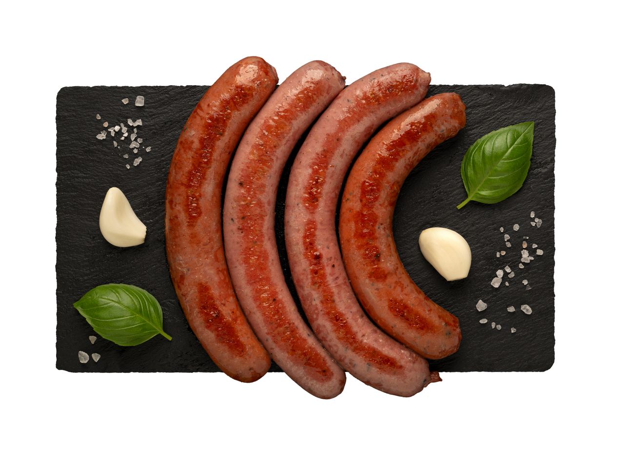 Sült kolbászok, fokhagyma és bazsalikom pala kövön.