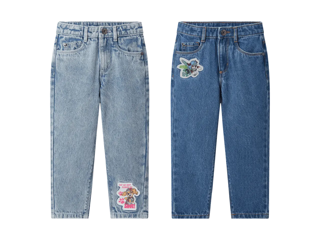 Deux jeans pour enfants, un bleu clair avec un patch 'Dinos to Save' et un bleu foncé avec un patch de chien.