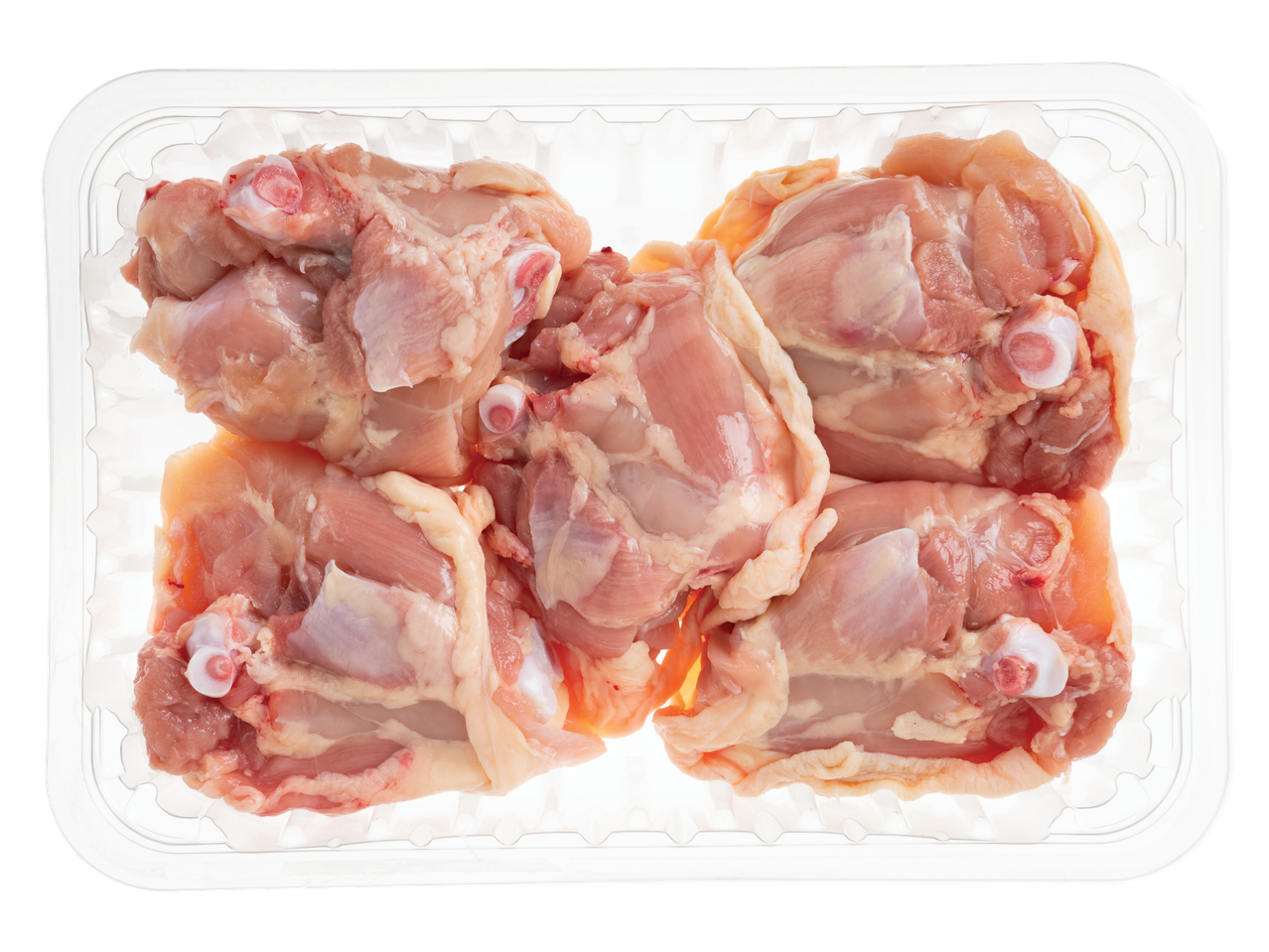Coxas de frango cruas em uma bandeja de plástico.