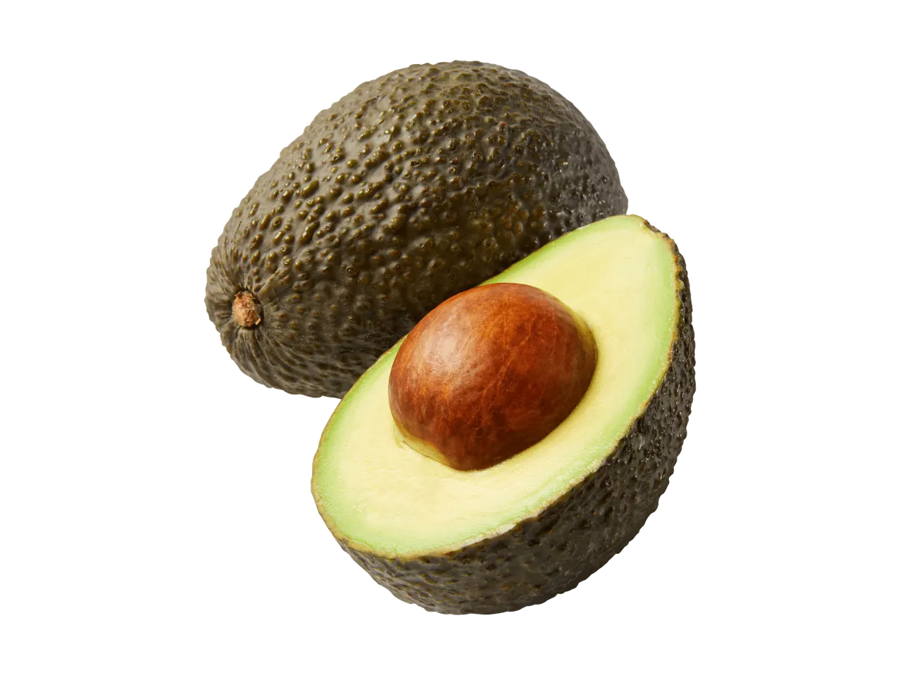 Un avocado intero e uno dimezzato con nocciolo su sfondo nero.