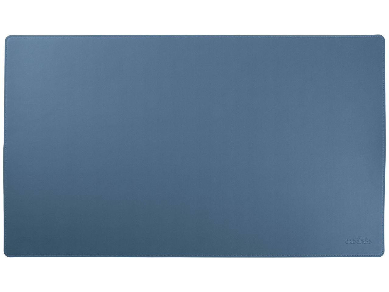 Un tapis de bureau bleu avec des bords cousus et un logo en bas à droite.