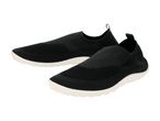 Et par sorte slip-on sneakers med hvid sål.