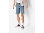 Un bărbat poartă pantaloni scurți din blugi și adidași.