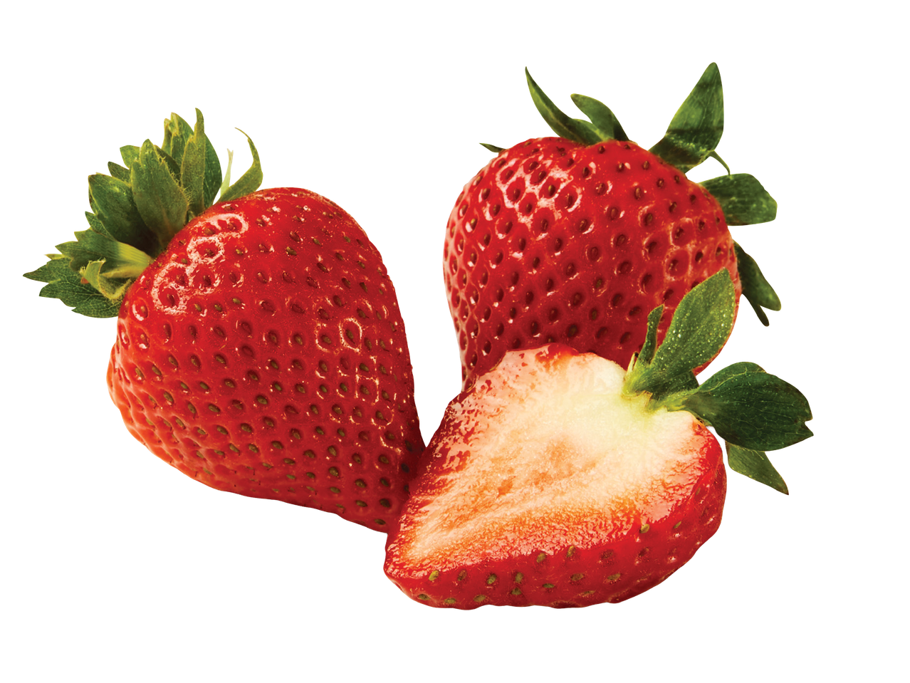 Tri sveže jagode, jedna prepolovljena, na crnoj pozadini.